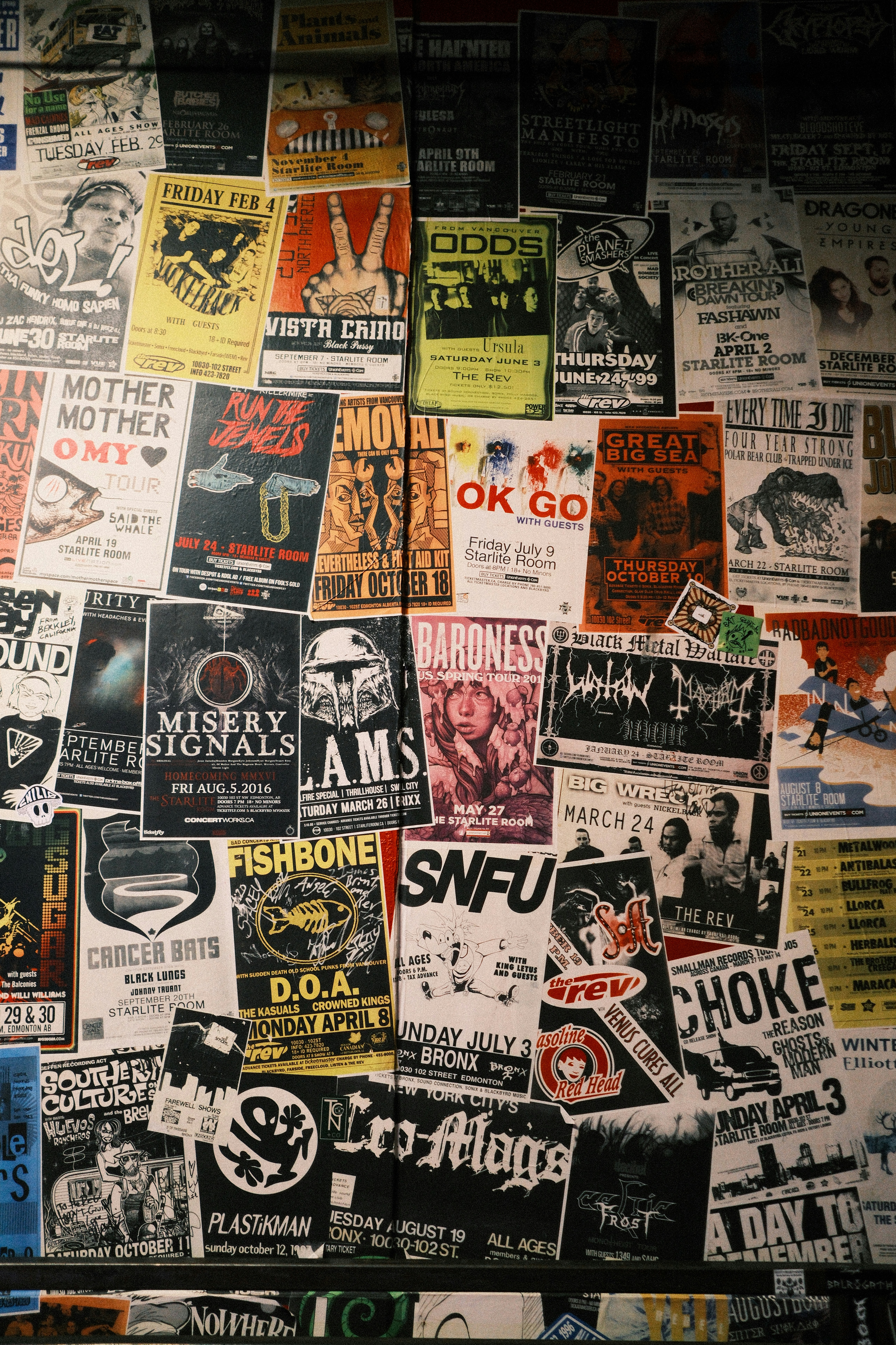 een aantal posters
        uit de 2000s, het valt gelijk op dat er al iets minder kleur gebruikt
        wordt dan de vorige afbeeldingen.