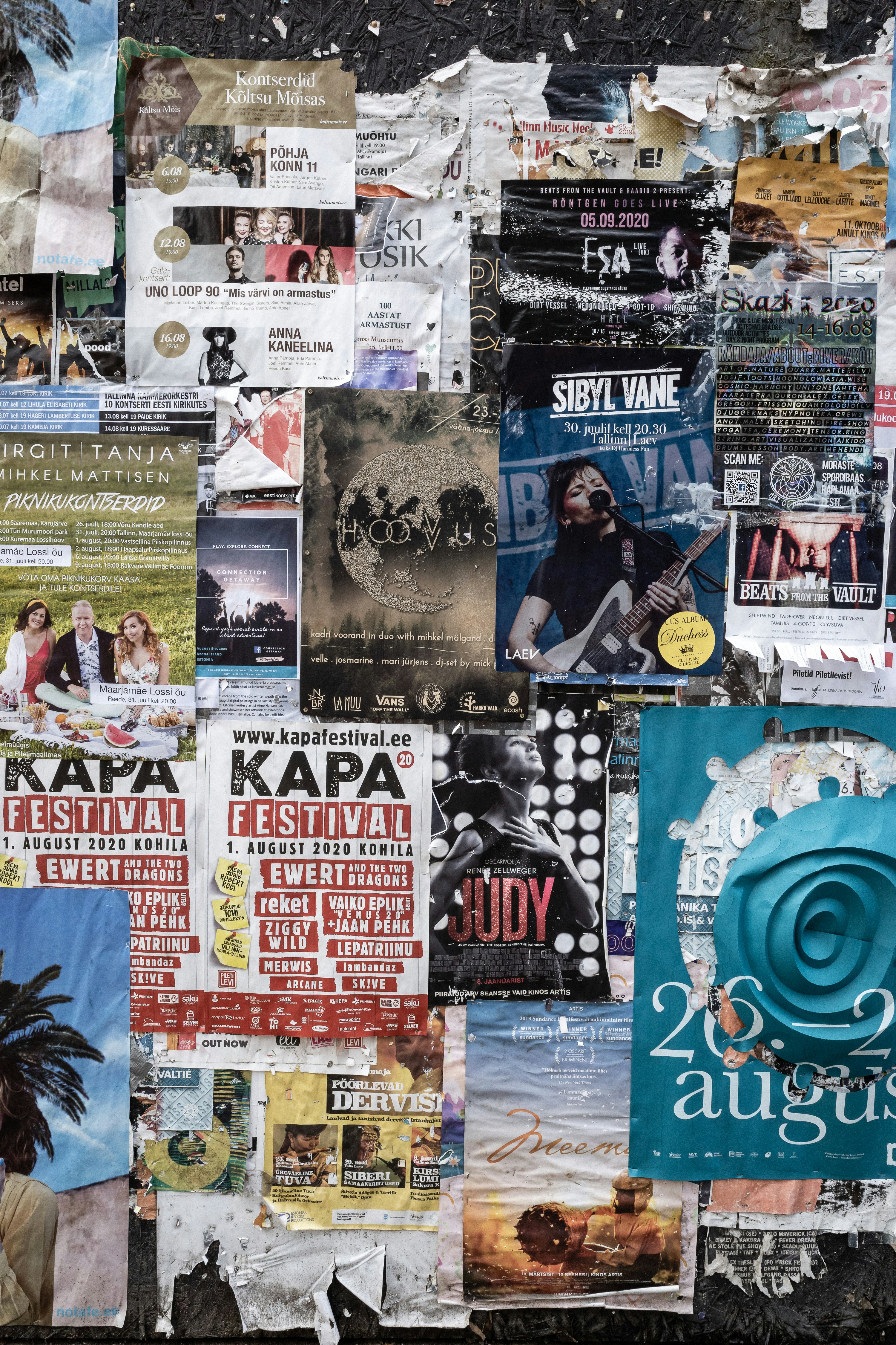 een aantal posters uit 2020s, de kleur komt al iets meer terug. Je ziet dat we in deze periode een beetje in de overgangsfase zitten van vrijwel geen kleur naar weer wat meer kleurgebruik gaan, wel vaak maar maximaal 1 kleur per poster maar het is wel weer aanwezig.