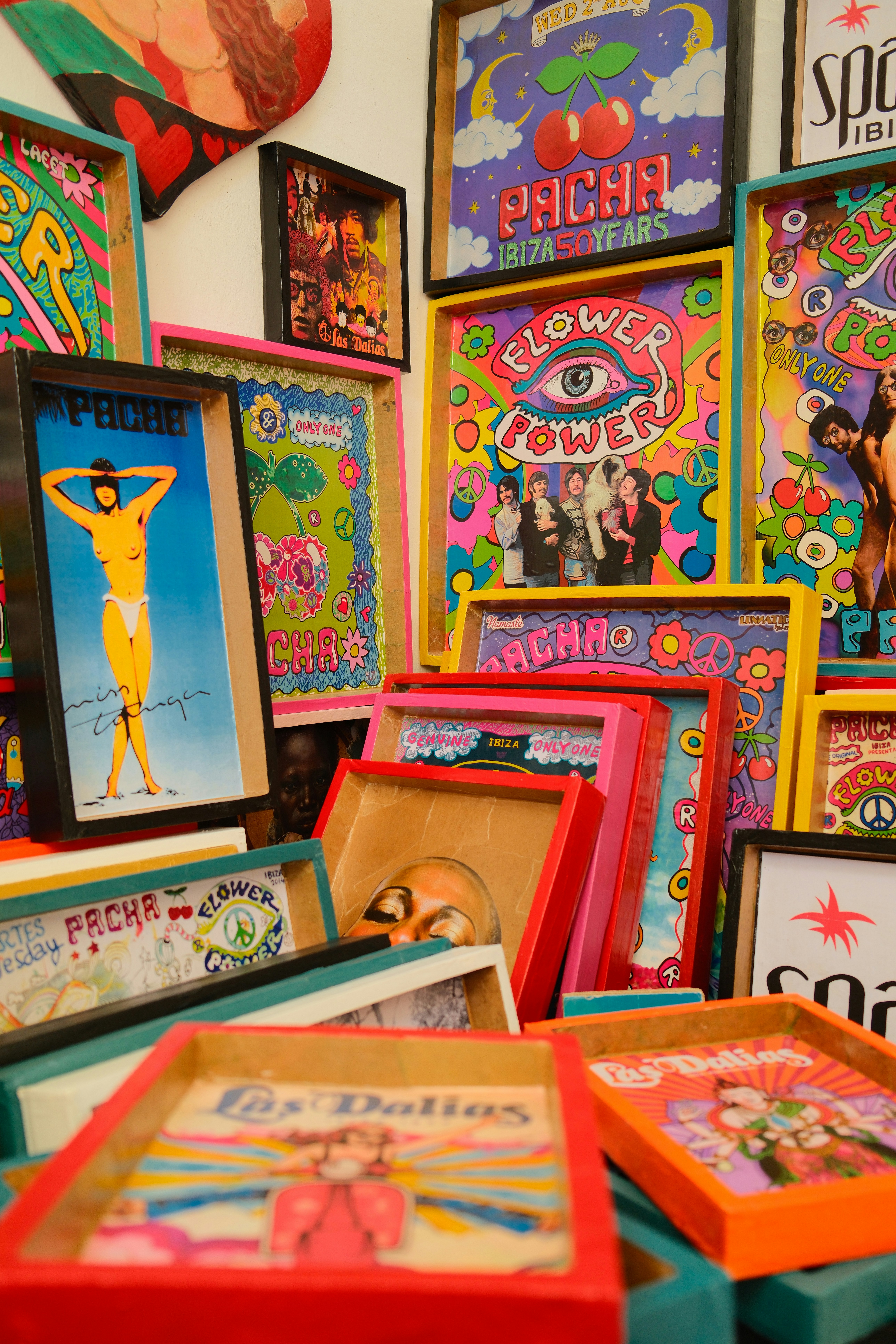 een afbeelding van meerdere posters, heel felle en veel kleur, een striptekeningstijl (pop art) is aangehpuden voor deze posters.