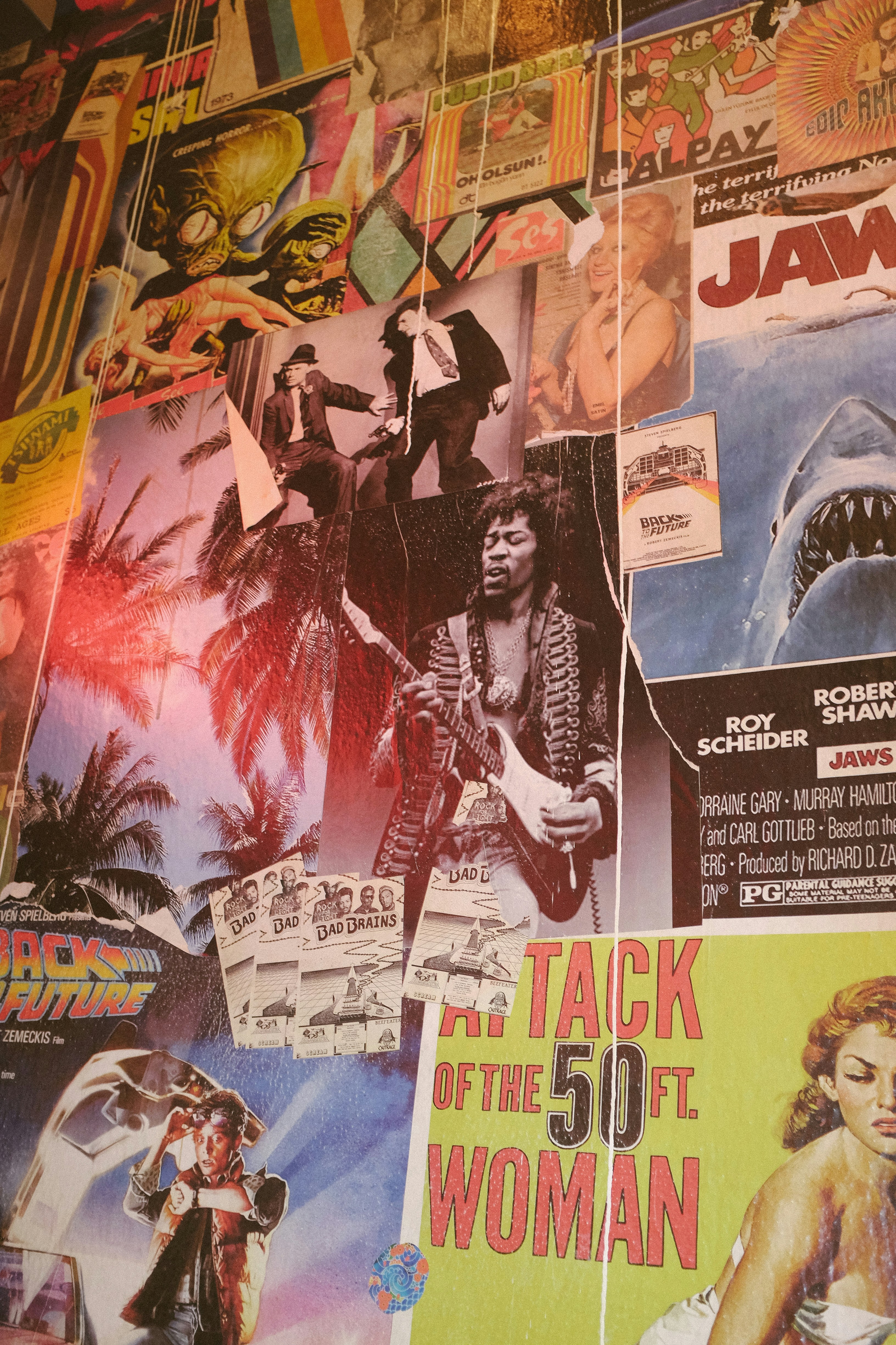 een aantal
        filmposters uit de 90s zoals jaws en back to the future.